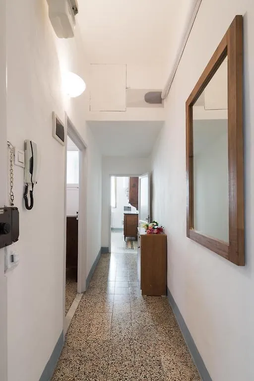 Pilastri Flat Florencia Italia