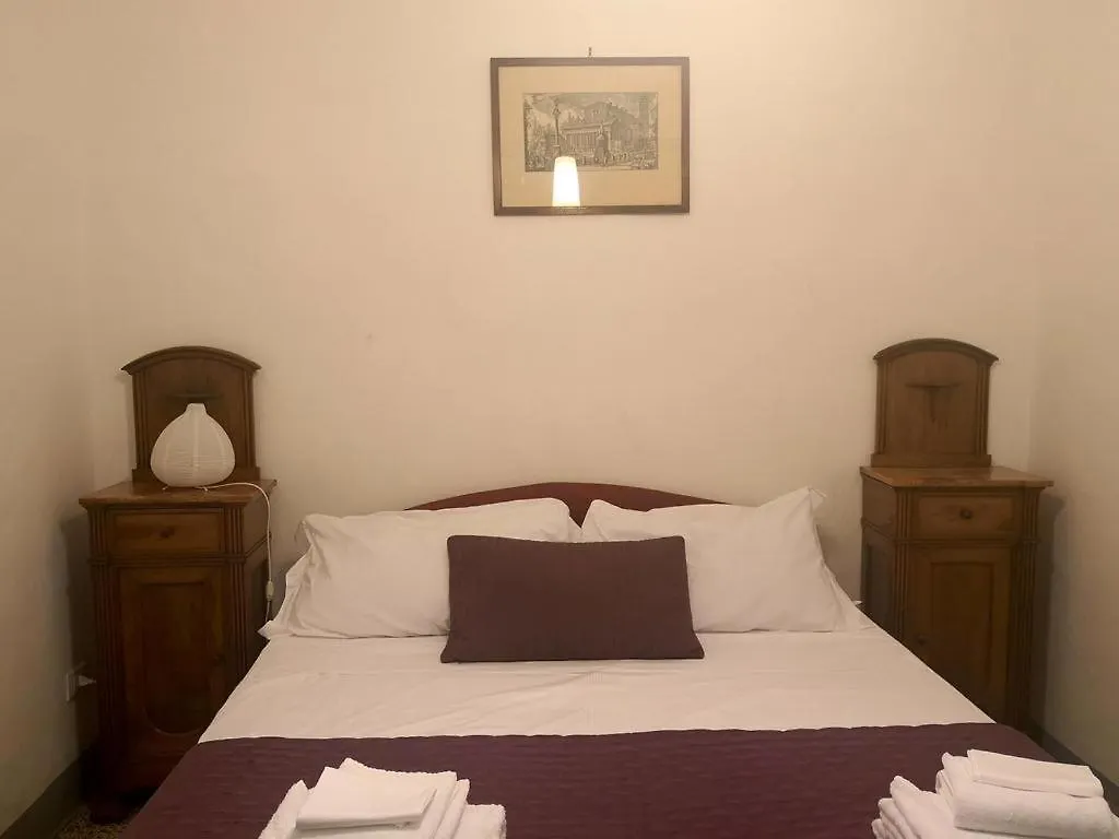 Pilastri Flat Florencia Italia